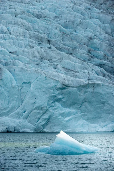 Ледниковый Ледник Освещаемый Восходящим Солнцем Фолгефонна Озеро Мосеватнет Норвегия — стоковое фото
