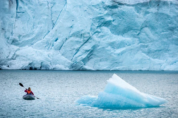 Молодая Женщина Каяке Озере Мосеватнет Ледником Фолгефонна Заднем Плане Посещая — стоковое фото