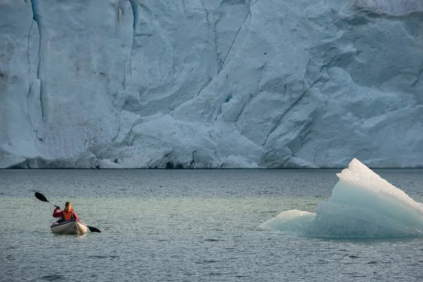 Mujer Joven Kayak Mosevatnet Lake Con Glaciar Folgefonna Fondo Visitando —  Fotos de Stock