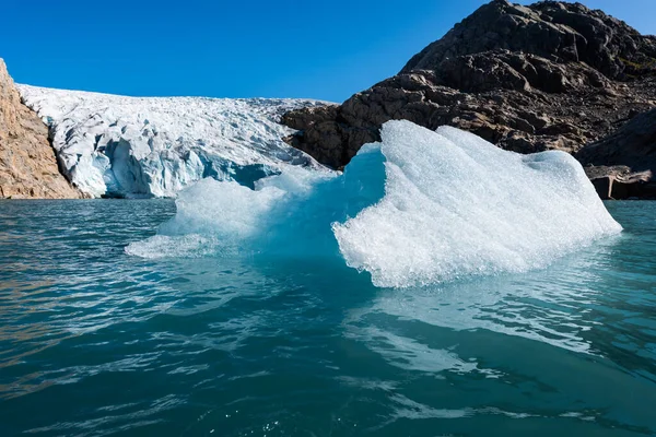Glaciärisbit Upplyst Stigande Sol Folgefonna Glacier Mosevatnet Lake Norge — Stockfoto
