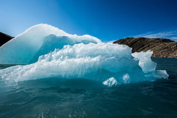 Gletsjerijs Verlicht Door Rijzende Zon Folgefonna Glacier Mosevatnet Lake Noorwegen — Stockfoto