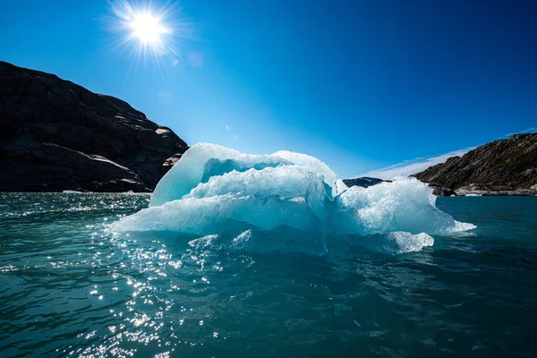 Chunk Glacier Ice Lit Rising Sun Folgefonna Glacier Mosevatnet Lake — Fotografia de Stock