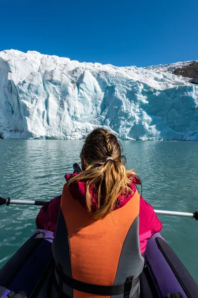 Mujer Joven Kayak Mosevatnet Lake Con Glaciar Folgefonna Fondo Visitando —  Fotos de Stock