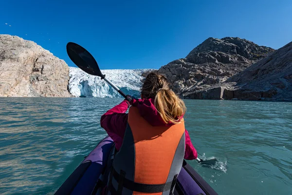 Mujer Joven Kayak Mosevatnet Lake Con Glaciar Folgefonna Fondo Visitando — Foto de Stock