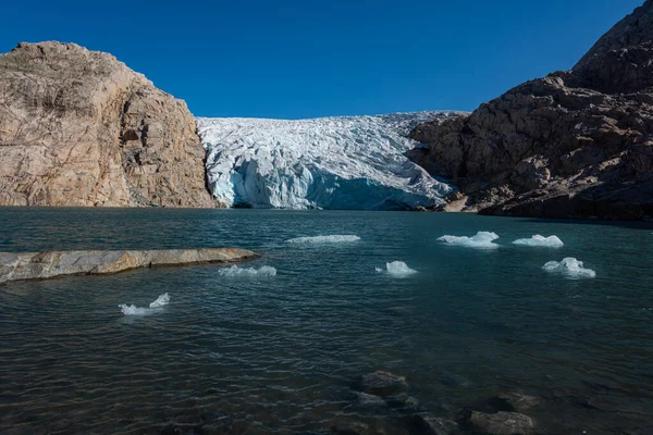 Glaciärisbitar Upplysta Stigande Sol Folgefonna Glacier Mosevatnet Lake Norge — Stockfoto