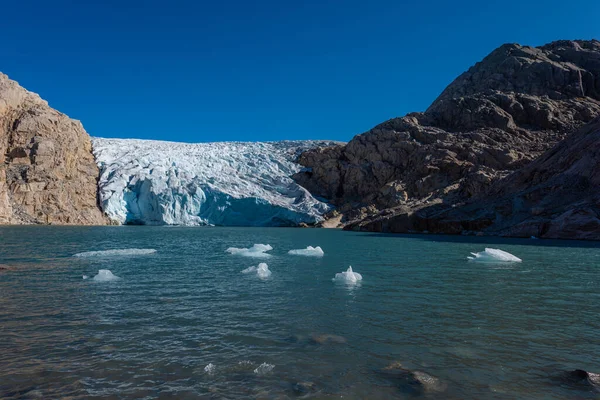 Kusy Ledovcového Ledu Osvětlené Vycházejícím Sluncem Folgefonna Ledovec Mosevatnet Lake — Stock fotografie