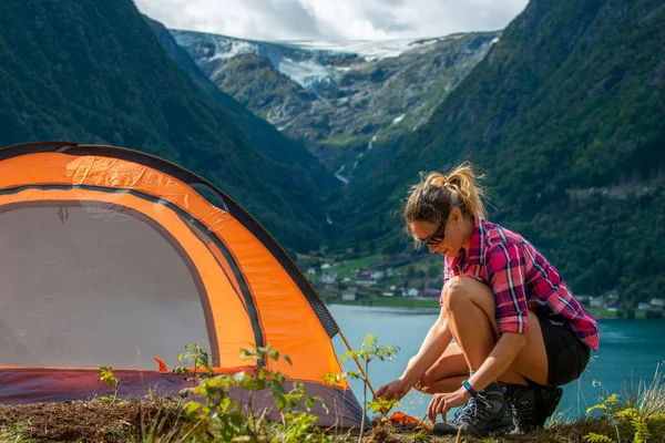 Jeune Femme Installant Une Tente Belle Vue Sur Glacier Folgefonna — Photo