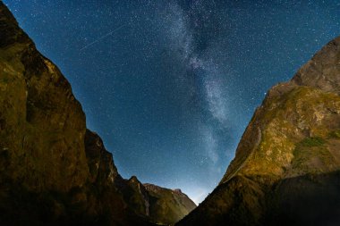 Naeroyfjord üzerinde yükselen Samanyolu, Sogn og Fjordane ilçesi, Norveç