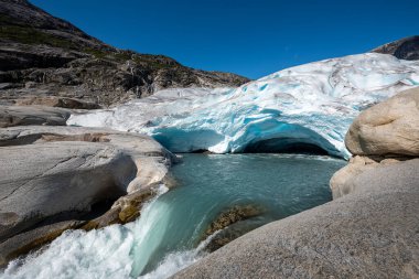 Jostedalsbreen 'in Nigardsbreen Buzulu kolu Gaupne Jostedalen Vadisi Norveç' te yer almaktadır.