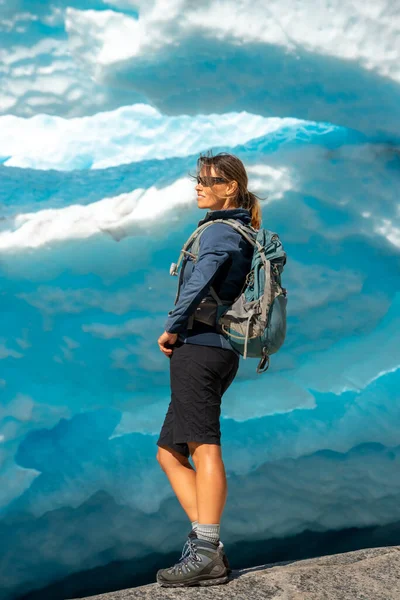Backpacker Obdivuje Nigardsbreen Nigar Glacier Rameno Jostedalsbreen Nachází Údolí Gaupne — Stock fotografie