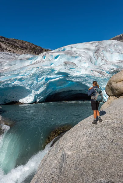 Backpacker Beundrar Nigardsbreen Nigar Glacier Arm Jostedalsbreen Ligger Gaupne Jostedalen — Stockfoto