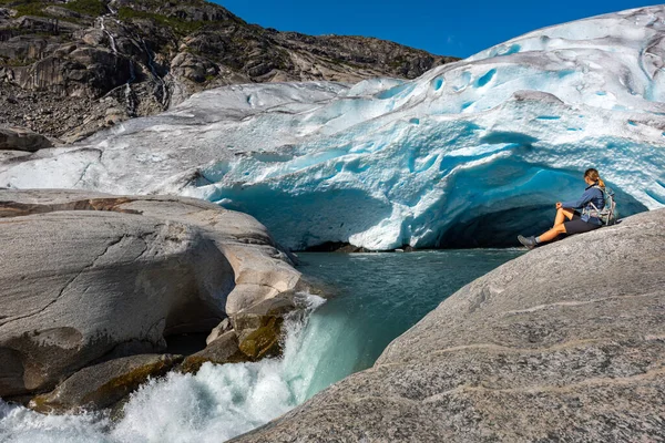 Backpacker Obdivuje Nigardsbreen Nigar Glacier Rameno Jostedalsbreen Nachází Údolí Gaupne — Stock fotografie