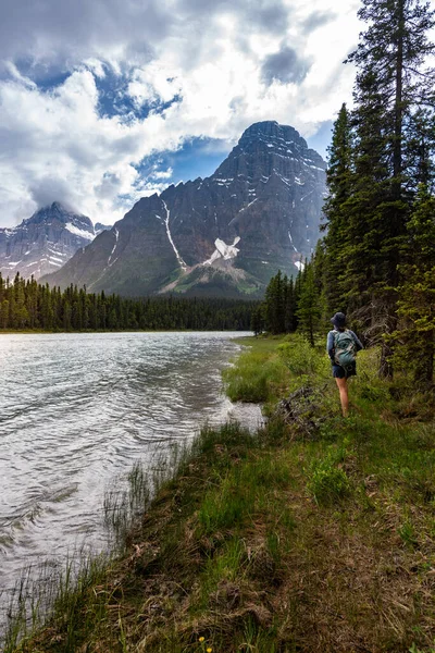 Hiker Exploring Waterfowl Lakes Hwy Icefield Parkway Mount Chephren Distance — Stock Photo, Image