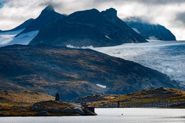 Fantesteinsvatnet Gölü 55 Sognefjellet yolu boyunca Sognefjellshytta 'dan görüldüğü gibi