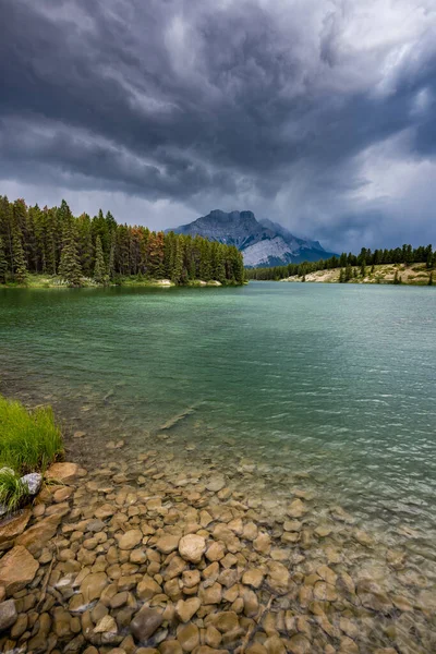 Drámai Stormy Clouds Cascade Mountain Johnson Lake Banff Nemzeti Park — Stock Fotó