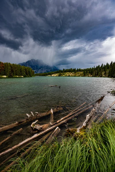 Nuvens Tempestuosas Dramáticas Sobre Cascade Mountain Johnson Lake Banff National — Fotografia de Stock