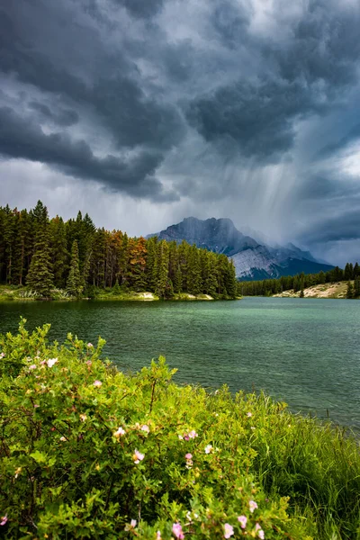 Drammatiche Nuvole Tempestose Sopra Cascade Mountain Johnson Lake Banff National — Foto Stock