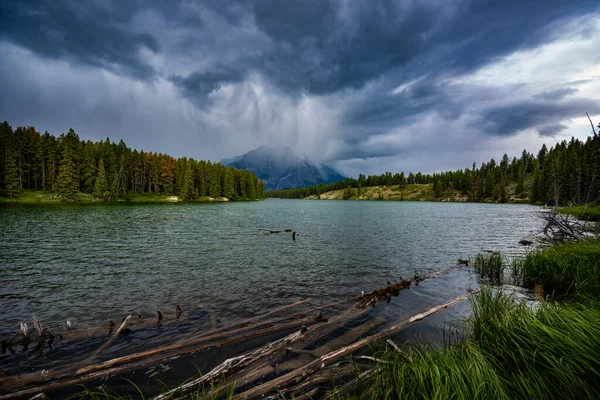 Drámai Stormy Clouds Cascade Mountain Johnson Lake Banff Nemzeti Park — Stock Fotó