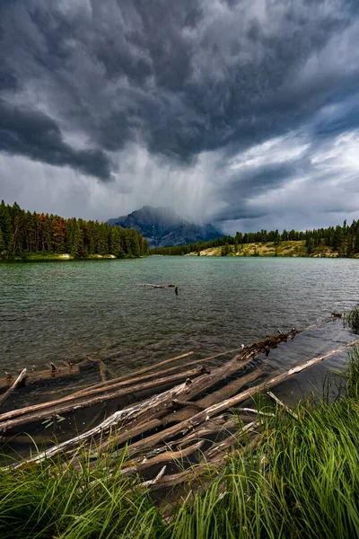 Dramáticas Nubes Tormentosas Sobre Cascade Mountain Parque Nacional Johnson Lake —  Fotos de Stock