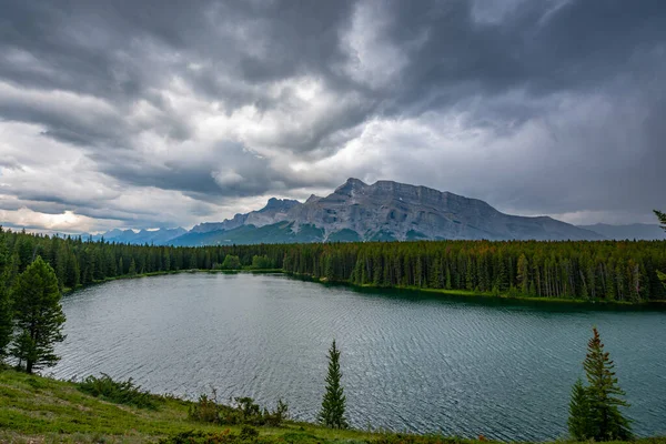 Mount Rundle Johnson Gölü Banff Ulusal Parkı Alberta Kanada — Stok fotoğraf
