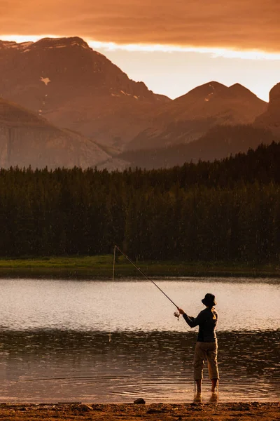 Fishing Sunset Young Woman Fishing Margaret Lake Waiparous Area Alberta — Stock Photo, Image