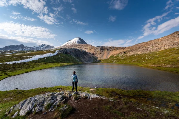 Backpacker Girl Bewundert Schöne Helen Lake Und Cirque Peak Banff — Stockfoto