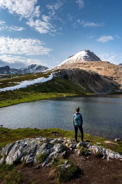 Backpacker Girl Bewondert Mooie Helen Lake Cirque Peak Banff National — Stockfoto