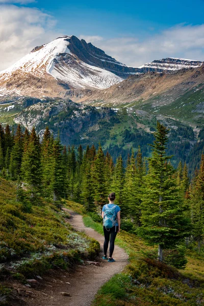 Hiking Helen Lake Cirque Peak Young Woman Backpack Trail — Stock Photo, Image