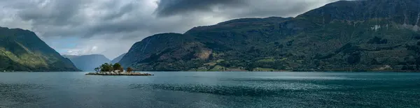 Захватывающий Дух Норвежский Пляж Предлагает Завораживающий Вид Люстраорден Очаровательным Островом — стоковое фото