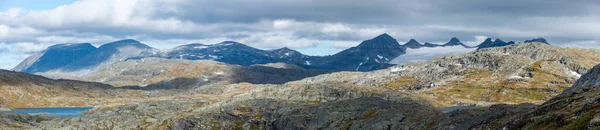 Sognefjell路可以看到令人叹为观止的Mefjellet山 纵观陡峭的山峰 层叠的瀑布和令人惊叹的Sognefjord展开的全景 壮观的悬崖峭壁 白雪覆盖的山峰 令人振奋的景象 — 图库照片