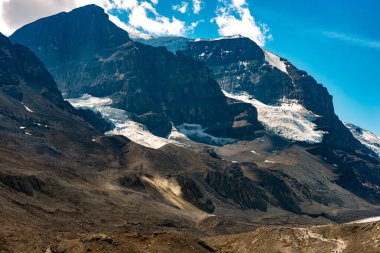 Kanada 'nın Rocky Dağları' nda yer alan Athabasca Buzulu, 6 km genişliğindeki muhteşem bir buzul harikasıdır. Huşu uyandıran güzelliği ziyaretçileri cezbediyor, Dünya 'nın antik geçmişine bir göz atmamızı sağlıyor..