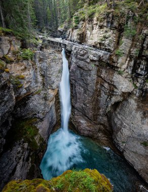 Banff Ulusal Parkı 'nda Görkemli Johnston Kanyonu Şelalesi.