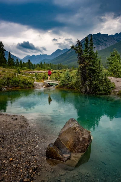 Backpacker Woman Admires Glistening Ink Pots Verdant Meadows Vibrant Pools — Stock Photo, Image