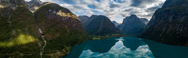 Норвежский Фьорд Ловатнет Кристально Чистой Водой Окруженный Высокими Горами — стоковое фото