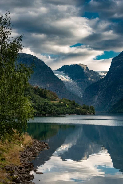 Lovatnet Lake Norway Ruhiger Norwegischer Fjord Mit Kristallklarem Wasser Umgeben — Stockfoto