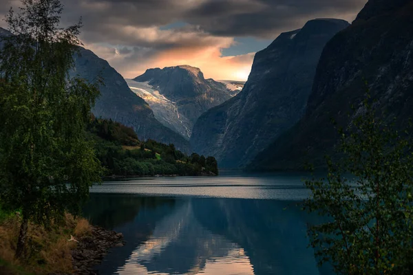 Норвежский Фьорд Ловатнет Кристально Чистой Водой Окруженный Высокими Горами — стоковое фото