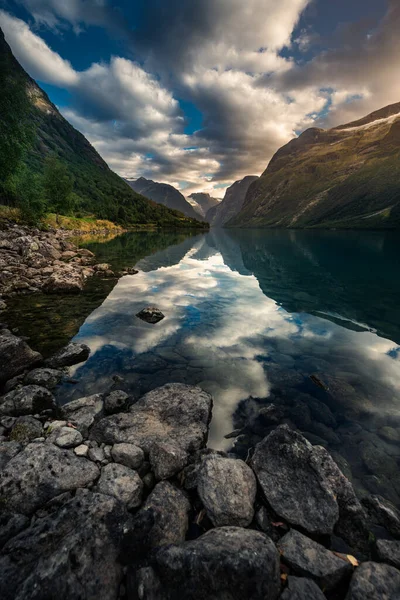 Lovatnet Lake Norway Serene Noorse Fjord Met Kristalhelder Water Omgeven — Stockfoto