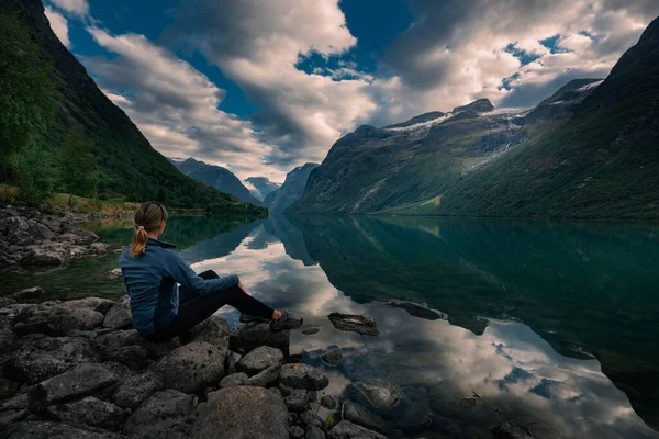 Turista Admira Lovatnet Lago Noruega Sereno Fiorde Norueguês Com Águas — Fotografia de Stock