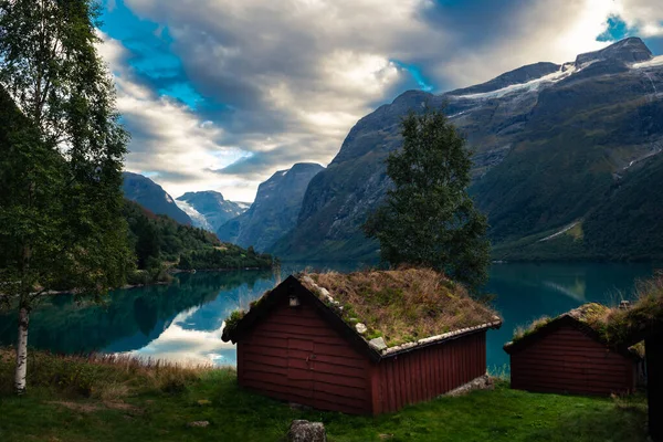 Breng Seter Tradycyjne Norweskie Gospodarstwa Rolne Wzdłuż Jeziora Lovatnet — Zdjęcie stockowe