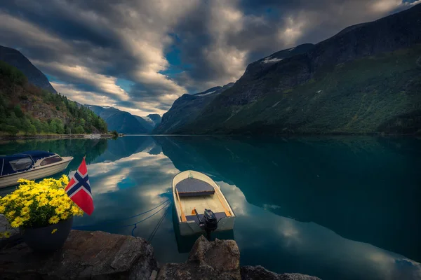 Lago Montês Norueguês Com Barco Nuvens Reflexos Deslumbrantes Natureza — Fotografia de Stock