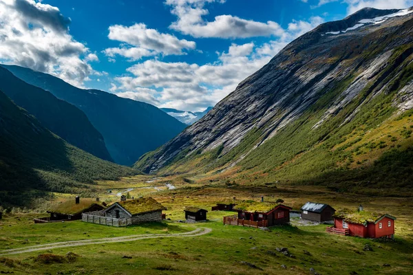 Historic House Norway Highland Surrounded Majestic Mountains Serene Nature — Stock Photo, Image