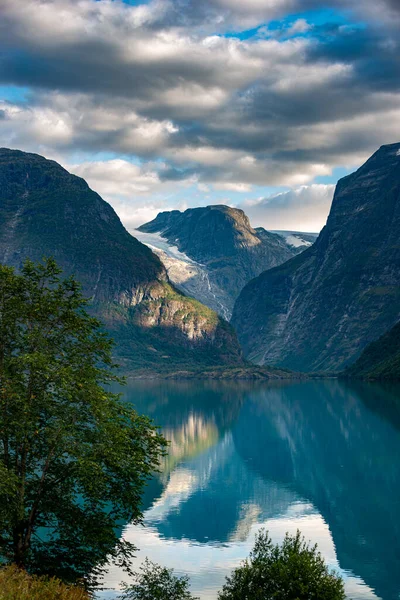 Geleira Jostedalsbreen Alimenta Lago Lovatnet Noruega — Fotografia de Stock