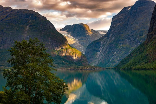 Jostedalsbreen Gletscher Speist Lovatnet See Norwegen — Stockfoto