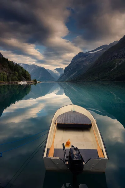 Lago Montaña Noruego Con Barco Nubes Reflejos Impresionantes Naturaleza Imágenes de stock libres de derechos