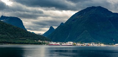 Moldefjord kıyısındaki Molde Şehri, Norveç 'in daha fazla eski Romsdal ili