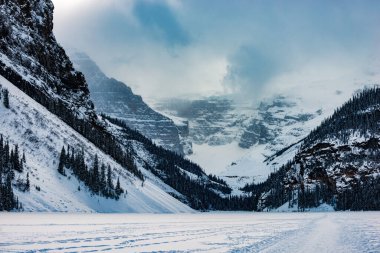 Kanada Dağları - Louise Banff Gölü yakınlarındaki Karlı Tepeler Alberta Kanada Ulusal Parkı