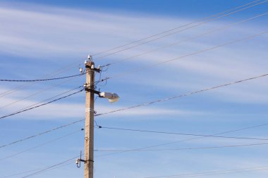 Mavi gökyüzü arkaplanındaki kablolar