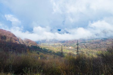 Gökyüzüne karşı dağ manzarası