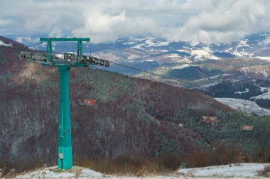 Tepelerin arka planında bir teleferik