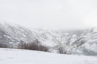 Gökyüzüne karşı dağ manzarası